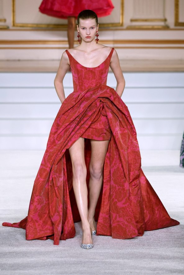 Crvena boja je modni trend za 2023 godinu