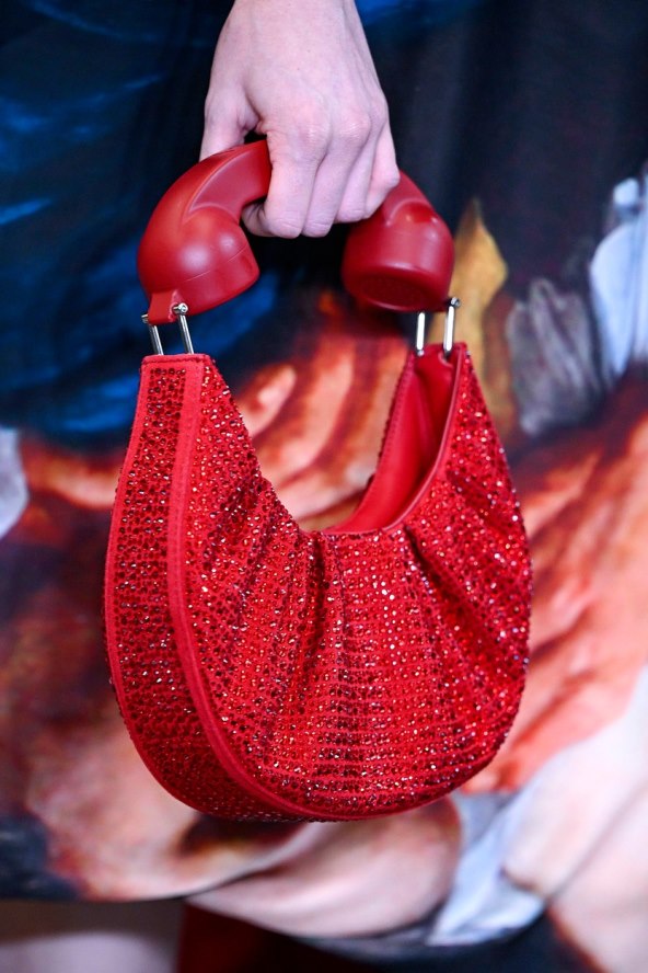 Crvena boja je modni trend za 2023 godinu