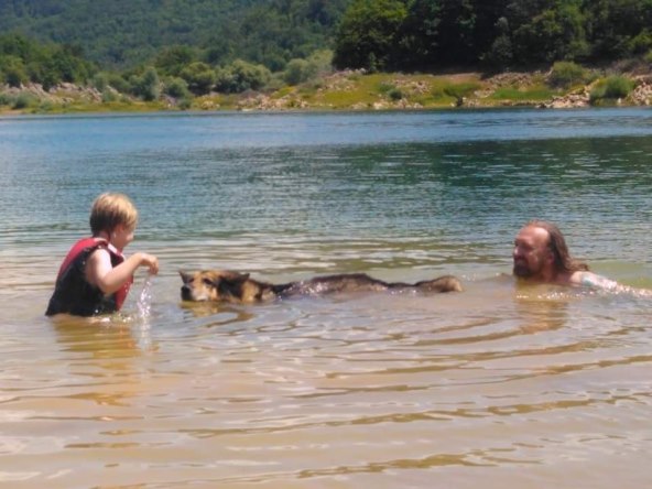 Kupanac s tatom i kućnim ljubimcem baš je super.