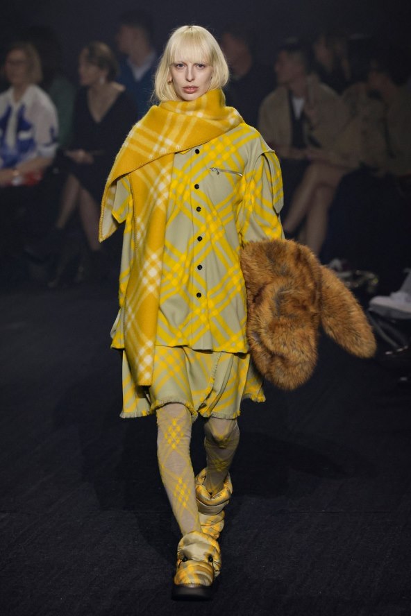 Burberry modna revija Danile Lee debi