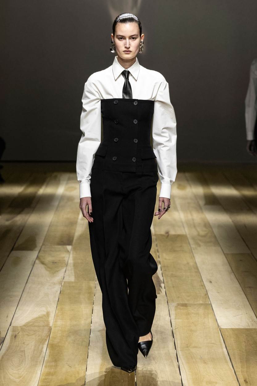 Kako nositi bijelu košulju modni trend 20 inspiracija