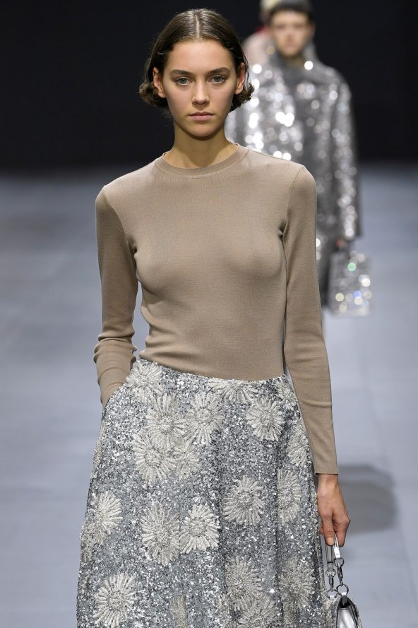 Trend metalik srebrna moda proljeće 2023