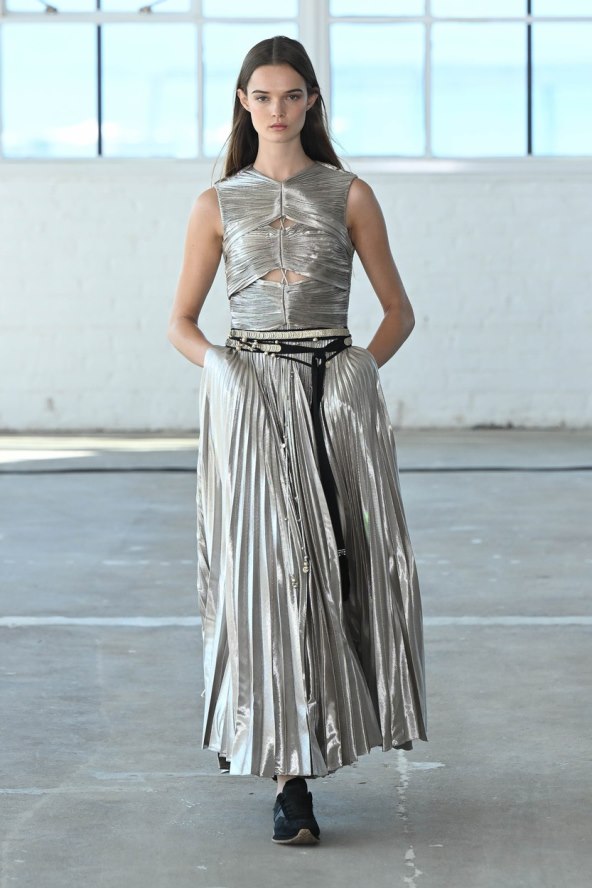 Trend metalik srebrna moda proljeće 2023