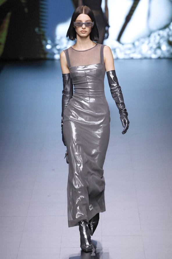 Trend metalik srebrna moda proljeće 2023
