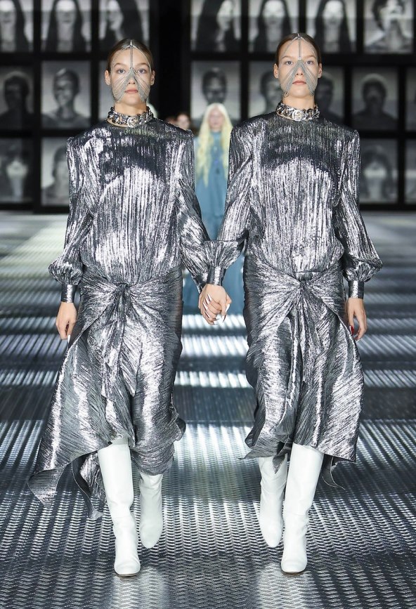 Trend metalik srebrna moda proljeće 2023