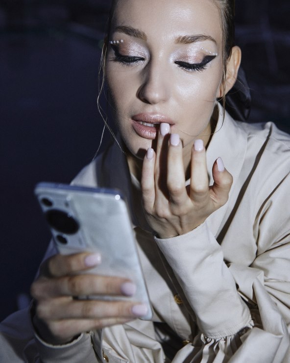 Ikona stila Marija Antoaneta u suvremenom izdanju pametni telefon Huawei