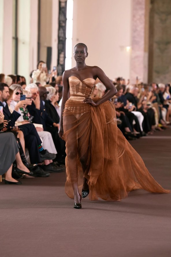 Schiaparelli održana modna revija na Tjednu visoke mode u Parizu za jesen 2023