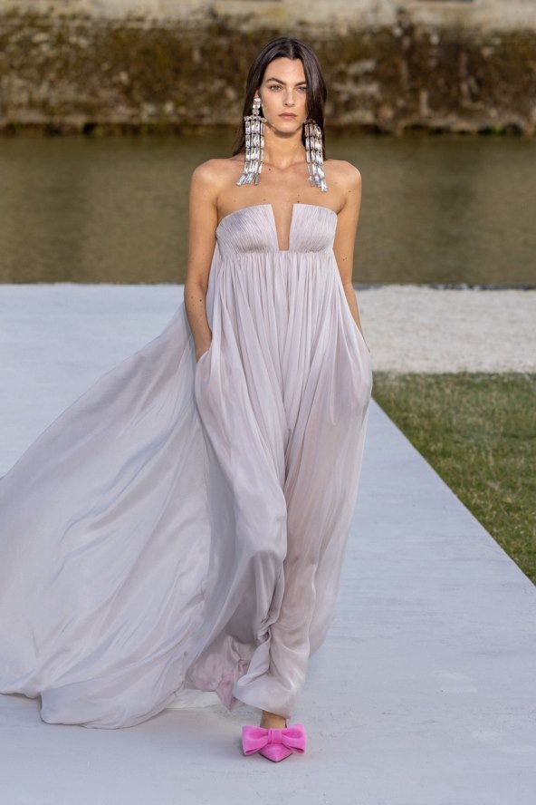 Valentino reviju visoke mode otvorila Kaia Gerber noseći traperice