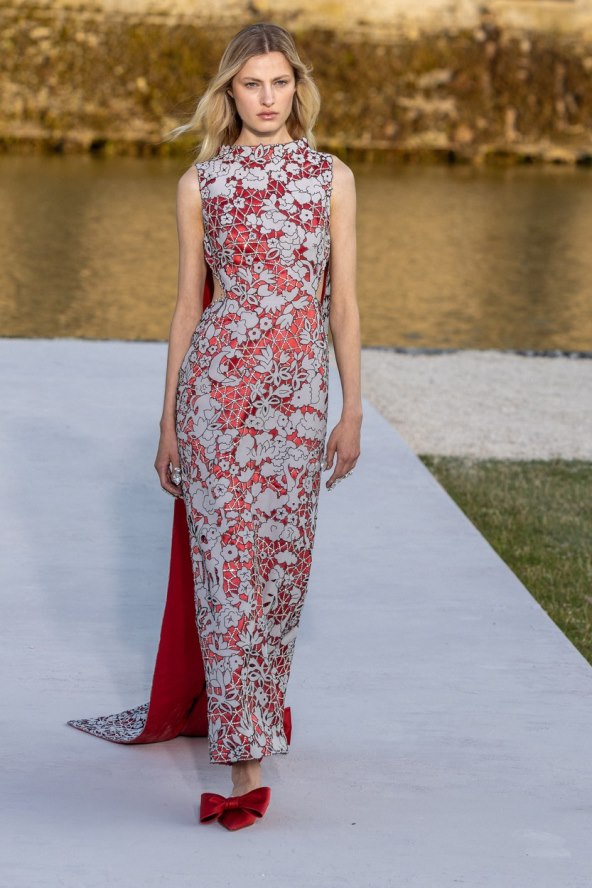 Valentino reviju visoke mode otvorila Kaia Gerber noseći traperice