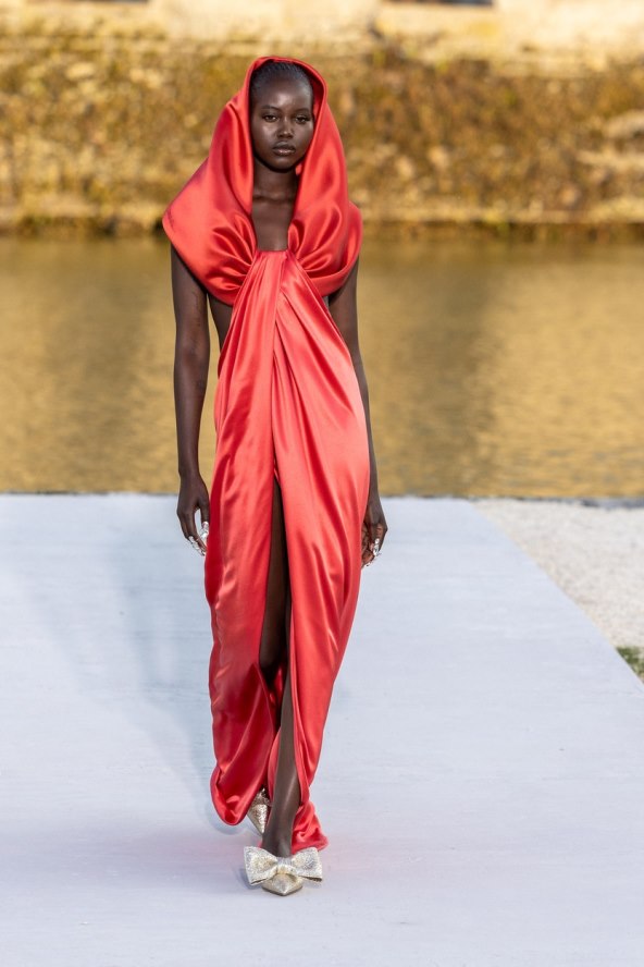 Valentino reviju visoke mode otvorila Kaia Gerber noseći traperice