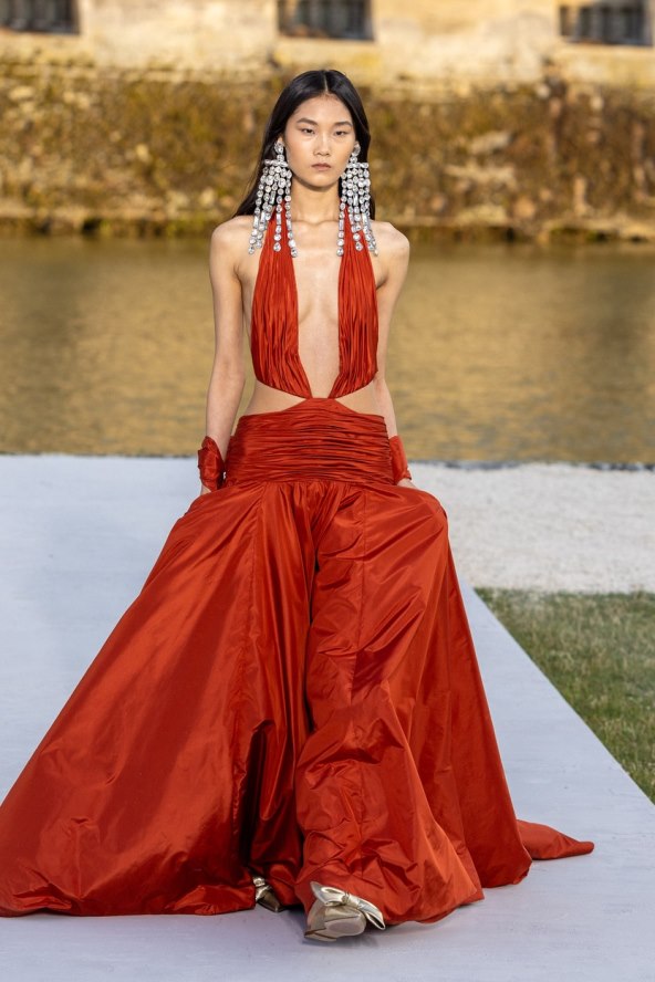 Valentino reviju visoke mode otvorila Kaia Gerber noseći traperice