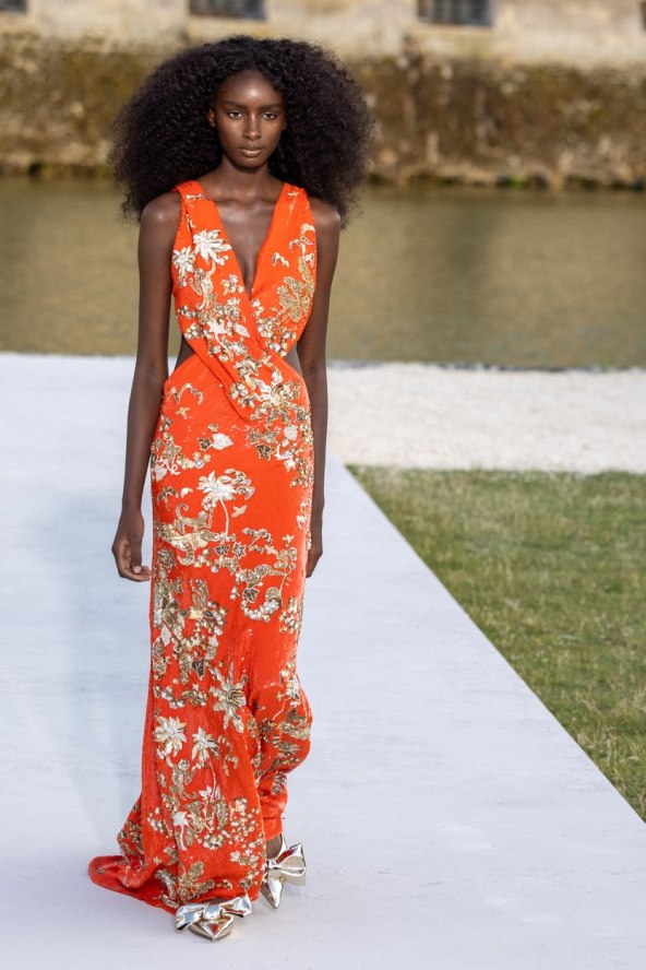 Valentino reviju visoke mode otvorila Kaia Gerber noseći traperice