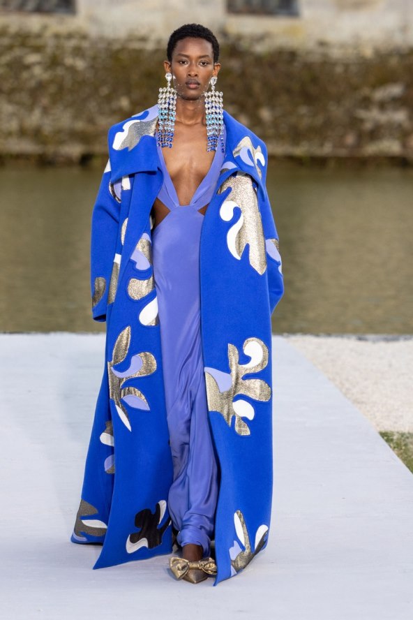 Valentino reviju visoke mode otvorila Kaia Gerber noseći traperice