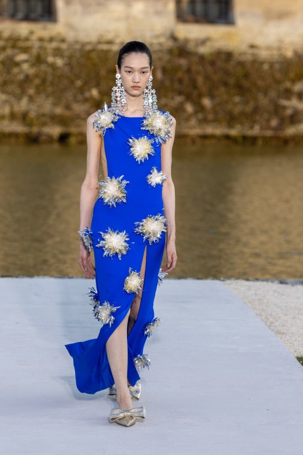 Valentino reviju visoke mode otvorila Kaia Gerber noseći traperice