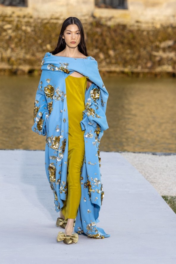 Valentino reviju visoke mode otvorila Kaia Gerber noseći traperice