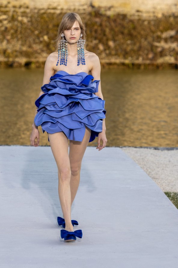 Valentino reviju visoke mode otvorila Kaia Gerber noseći traperice