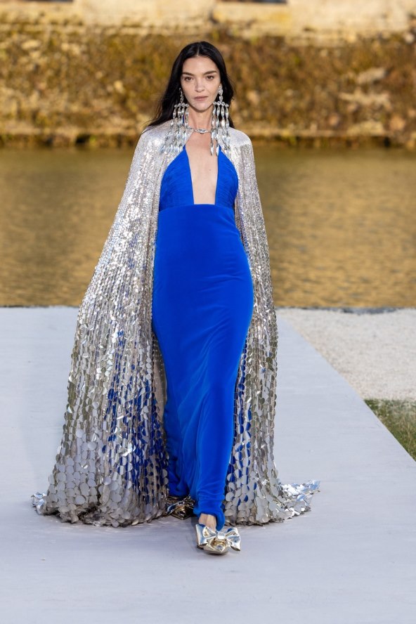 Valentino reviju visoke mode otvorila Kaia Gerber noseći traperice