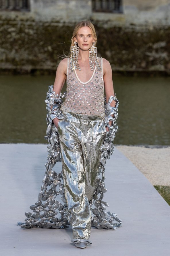 Valentino reviju visoke mode otvorila Kaia Gerber noseći traperice