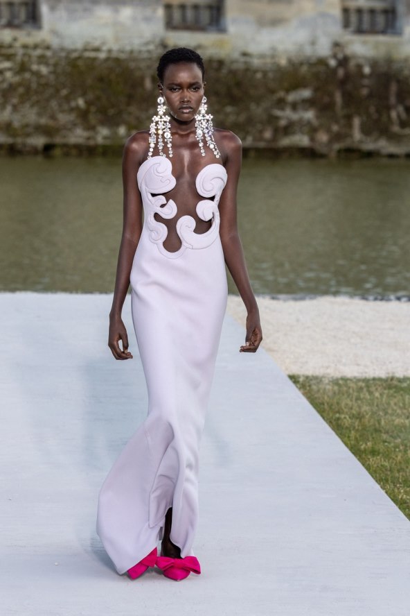 Valentino reviju visoke mode otvorila Kaia Gerber noseći traperice