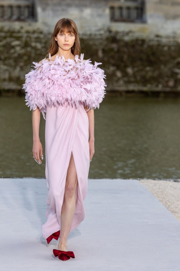 Valentino reviju visoke mode otvorila Kaia Gerber noseći traperice