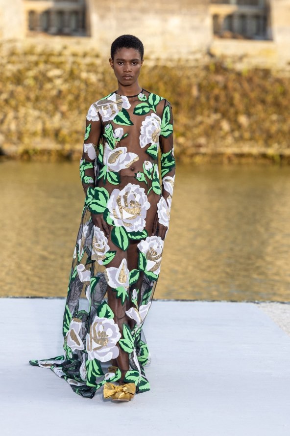 Valentino reviju visoke mode otvorila Kaia Gerber noseći traperice