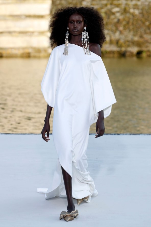 Valentino reviju visoke mode otvorila Kaia Gerber noseći traperice