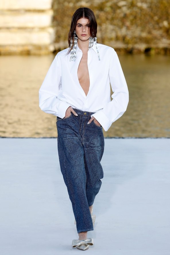 Valentino reviju visoke mode otvorila Kaia Gerber noseći traperice