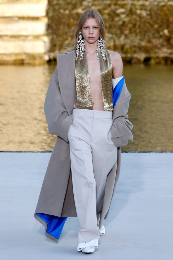 Valentino reviju visoke mode otvorila Kaia Gerber noseći traperice