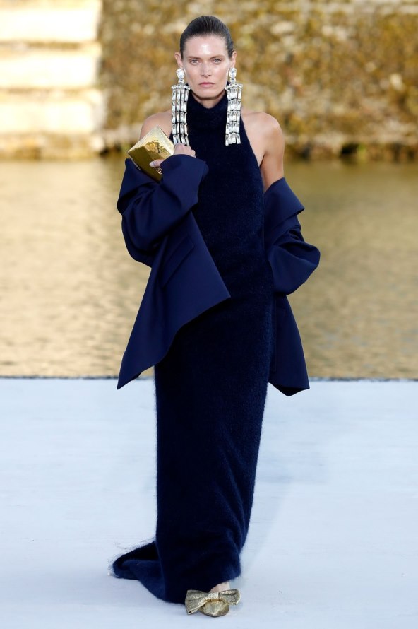 Valentino reviju visoke mode otvorila Kaia Gerber noseći traperice