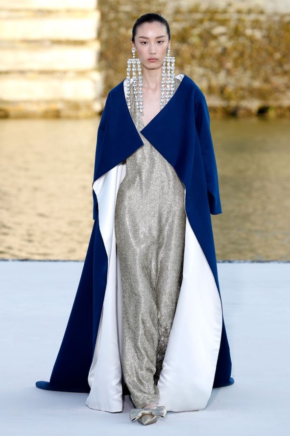 Valentino reviju visoke mode otvorila Kaia Gerber noseći traperice