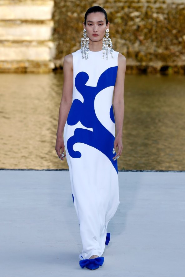 Valentino reviju visoke mode otvorila Kaia Gerber noseći traperice