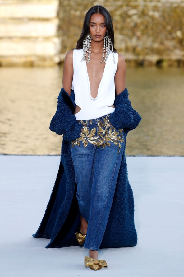 Valentino reviju visoke mode otvorila Kaia Gerber noseći traperice