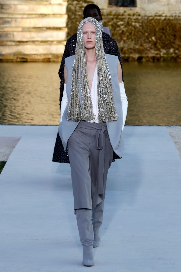 Valentino reviju visoke mode otvorila Kaia Gerber noseći traperice