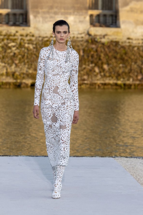 Valentino reviju visoke mode otvorila Kaia Gerber noseći traperice