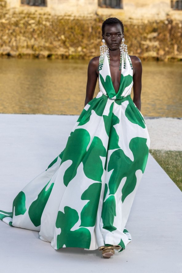 Valentino reviju visoke mode otvorila Kaia Gerber noseći traperice