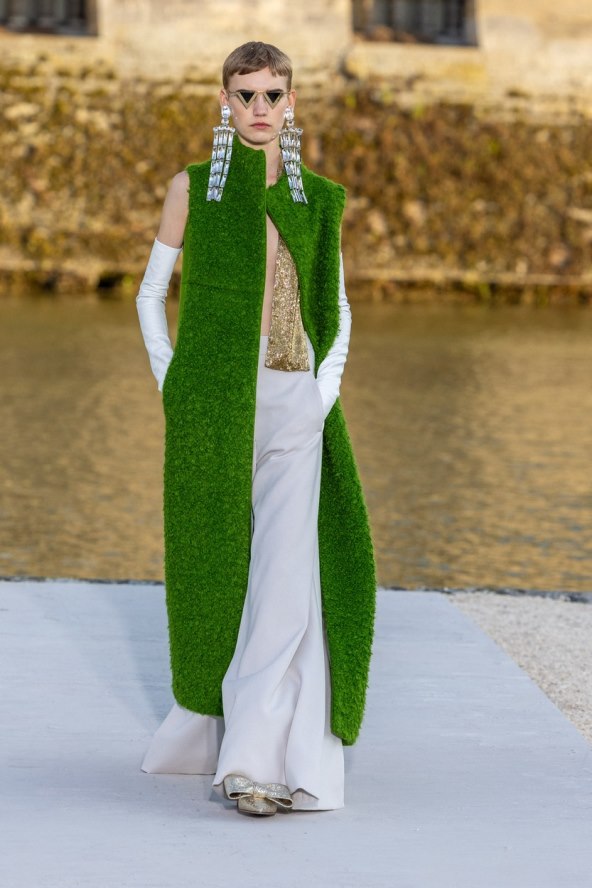 Valentino reviju visoke mode otvorila Kaia Gerber noseći traperice