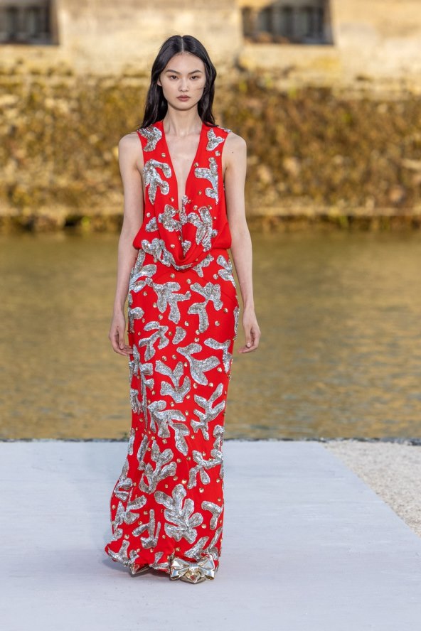 Valentino reviju visoke mode otvorila Kaia Gerber noseći traperice