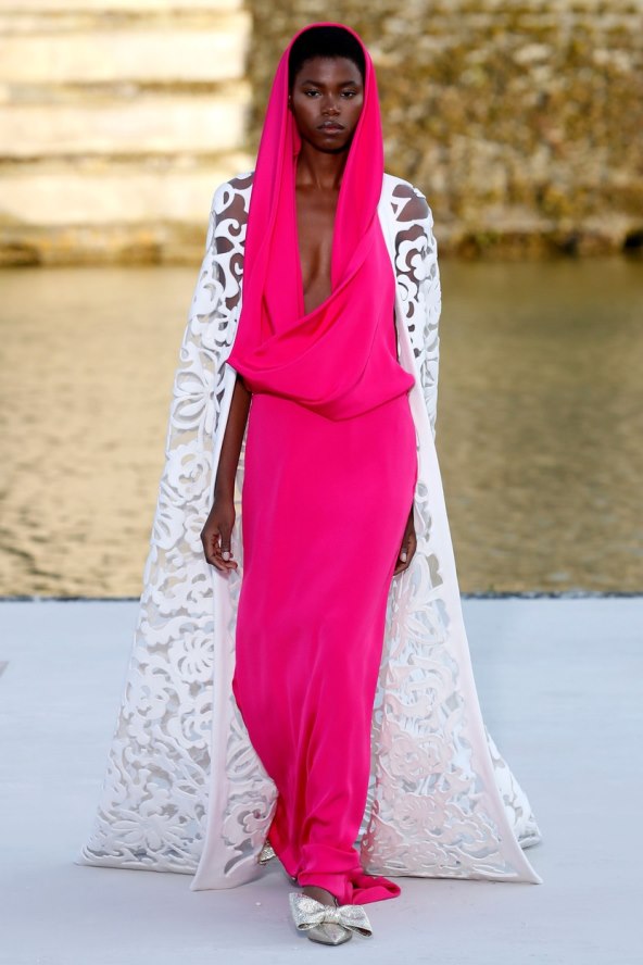 Valentino reviju visoke mode otvorila Kaia Gerber noseći traperice