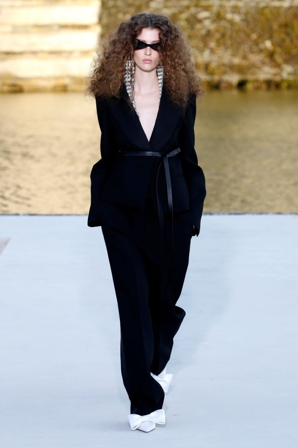 Valentino reviju visoke mode otvorila Kaia Gerber noseći traperice