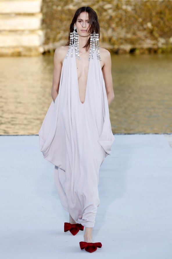 Valentino reviju visoke mode otvorila Kaia Gerber noseći traperice