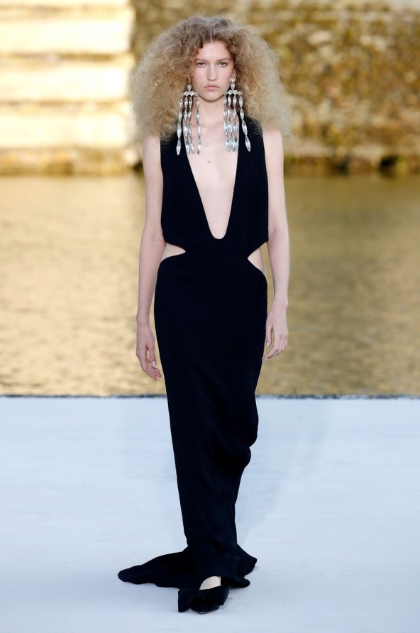 Valentino reviju visoke mode otvorila Kaia Gerber noseći traperice