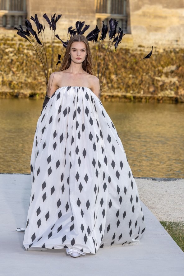 Valentino reviju visoke mode otvorila Kaia Gerber noseći traperice