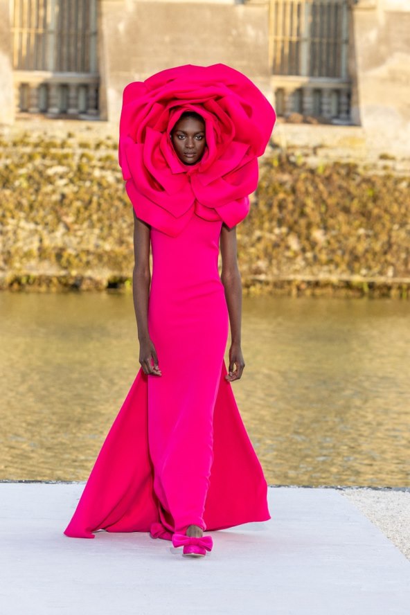 Valentino reviju visoke mode otvorila Kaia Gerber noseći traperice