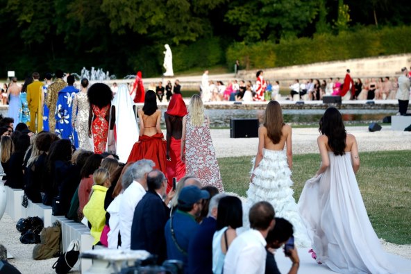 Valentino reviju visoke mode otvorila Kaia Gerber noseći traperice