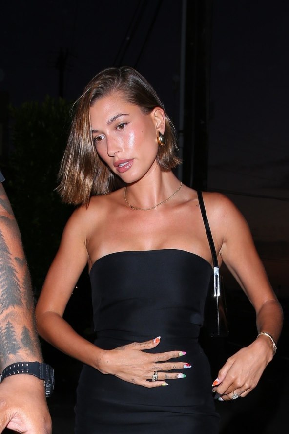 Hailey Bieber u crnoj haljini i salonkama