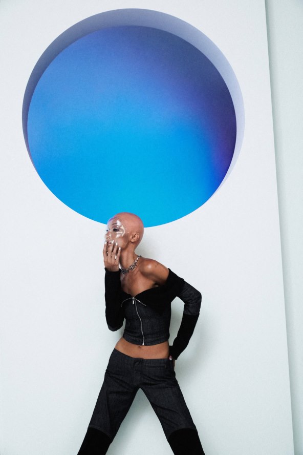 Bella Hadid ćelavi AI robot kampanja Marc Jacobs jesen 2023