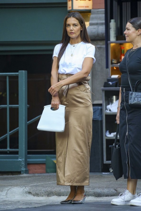 Katie Holmes nosi srebrne cipele trend sezone jesen 2023