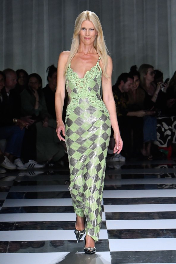 Versace reviju nosili supermodeli Claudia Schiffer, Gigi Hadid, Kendall Jenenr