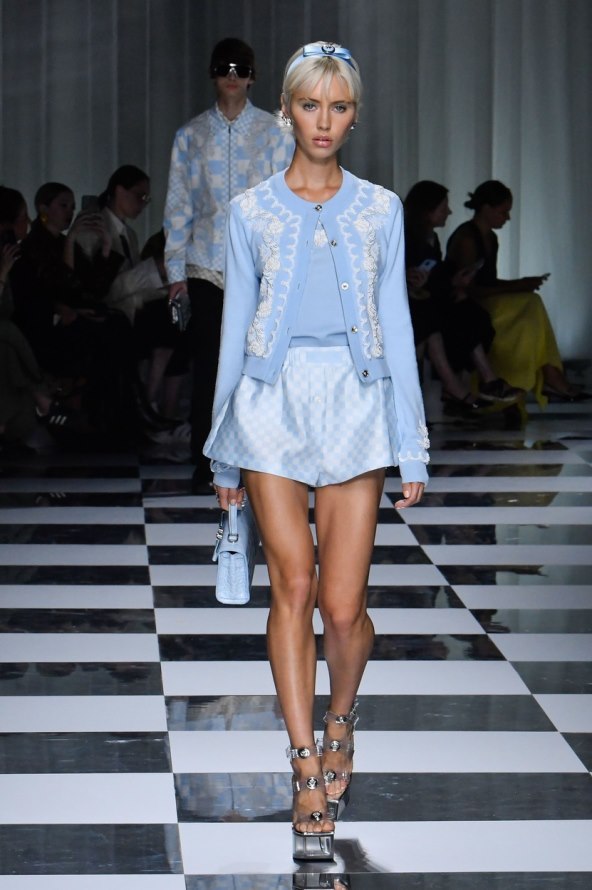 Versace reviju nosili supermodeli Claudia Schiffer, Gigi Hadid, Kendall Jenenr