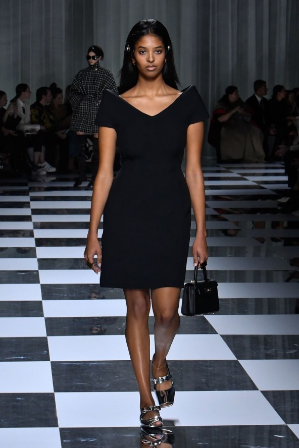 Versace reviju nosili supermodeli Claudia Schiffer, Gigi Hadid, Kendall Jenenr